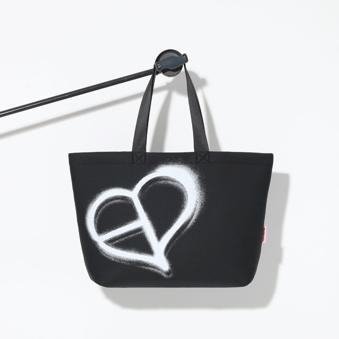 BLACKPINK トートバッグ ネオプレーントートバッグ-BIG HEART LOGO-（BLACK） – YGEX OFFICIAL SHOP