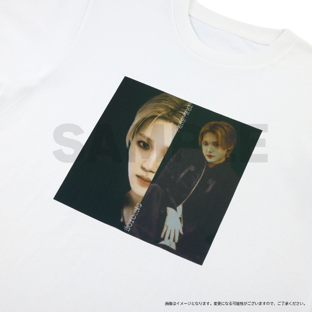 [THE STAGE]PHOTO Tシャツ（DOYOUNG・WHITE/UNISEX）